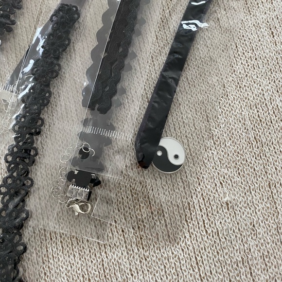 NEW BUNDLE OF 15 DIFFERENT CHOCK HOLD NECKLACES - Picture 3 of 7